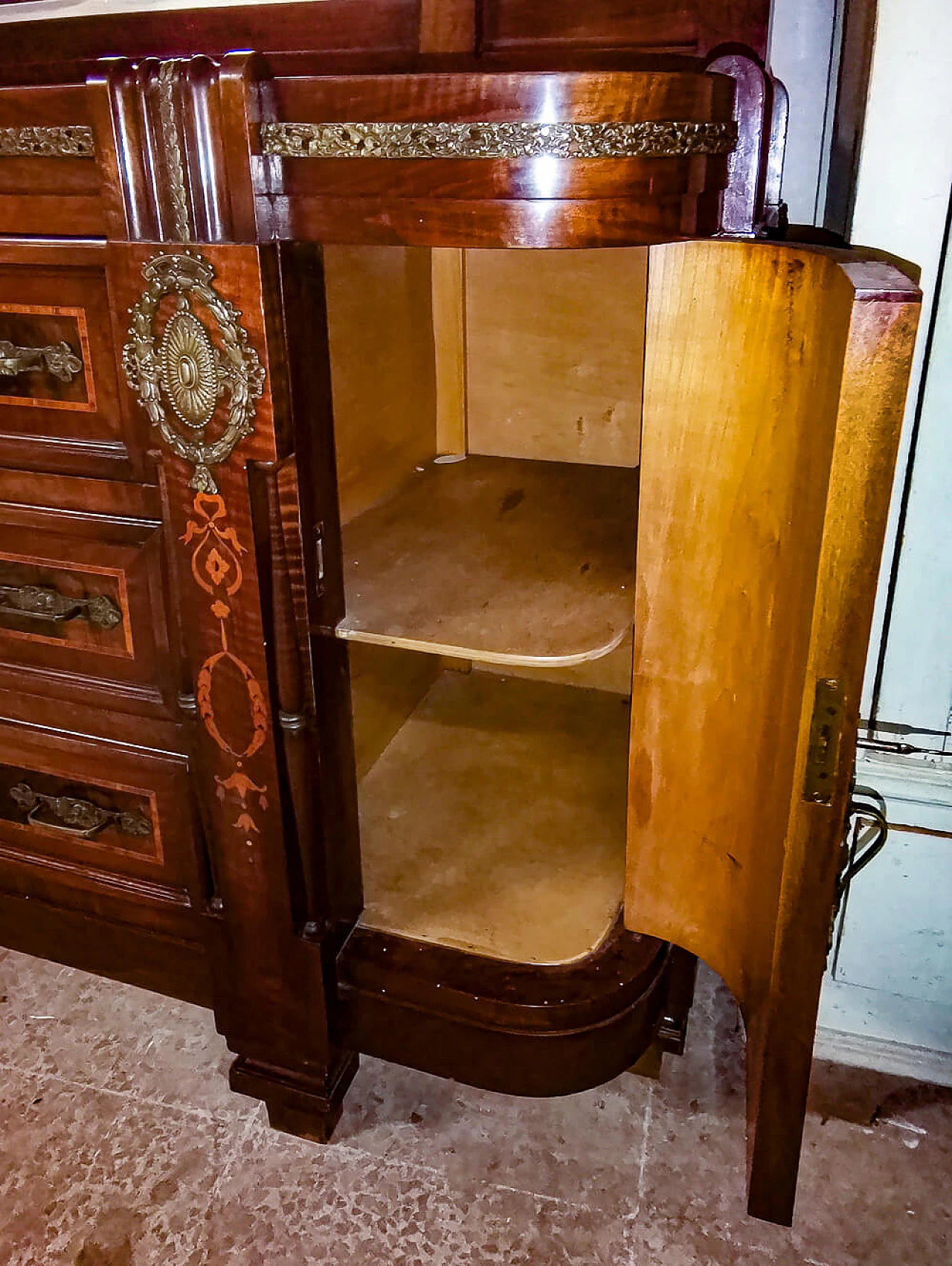 Art Nouveau chest of drawers with mirror in mahogany and brass with pink marble top, 10s 1475828