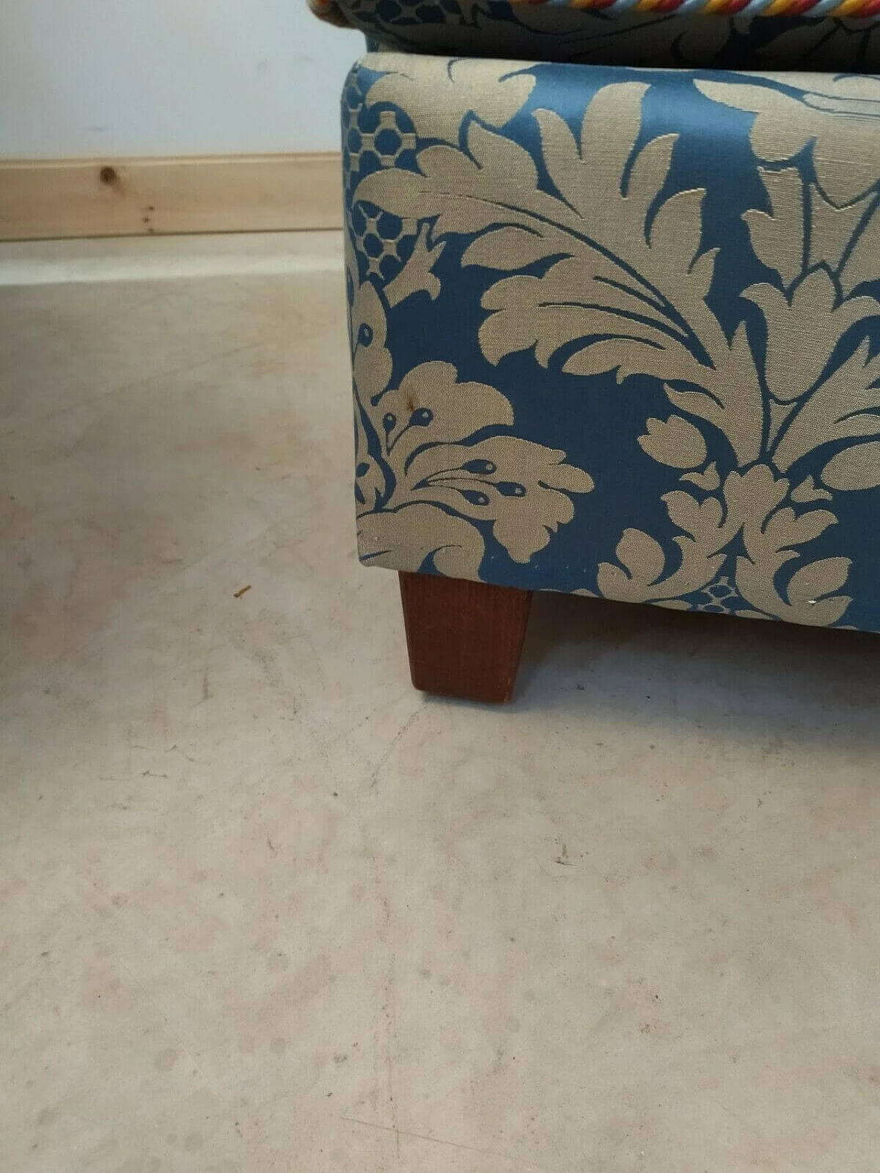 Coppia di poltrone in tessuto damascato e legno, anni '40 1477011