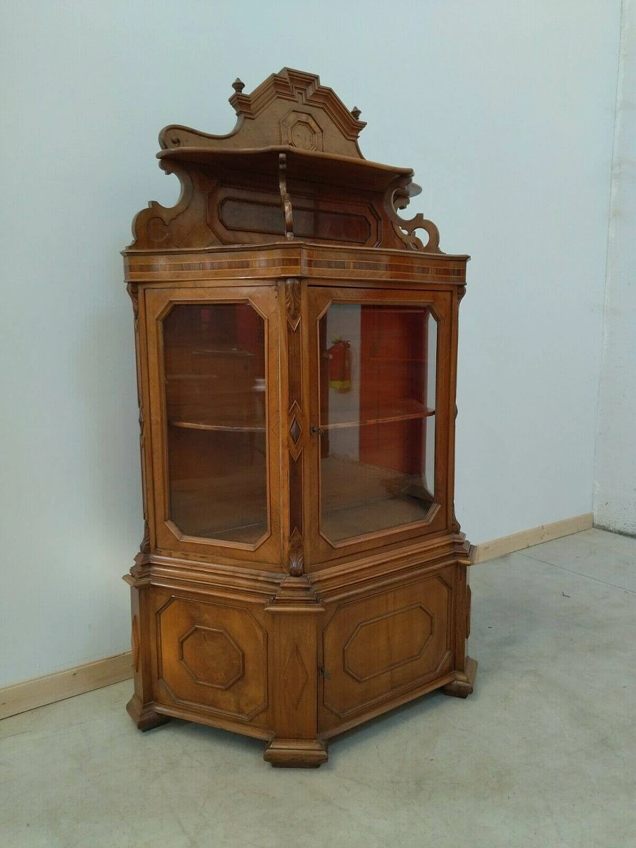 Two-part display case in walnut, spruce and glass, 19th century 1477114