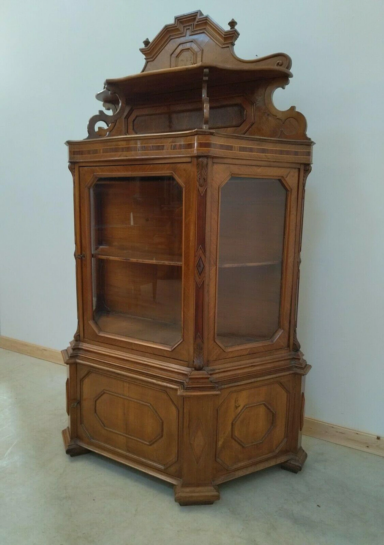 Two-part display case in walnut, spruce and glass, 19th century 1477115