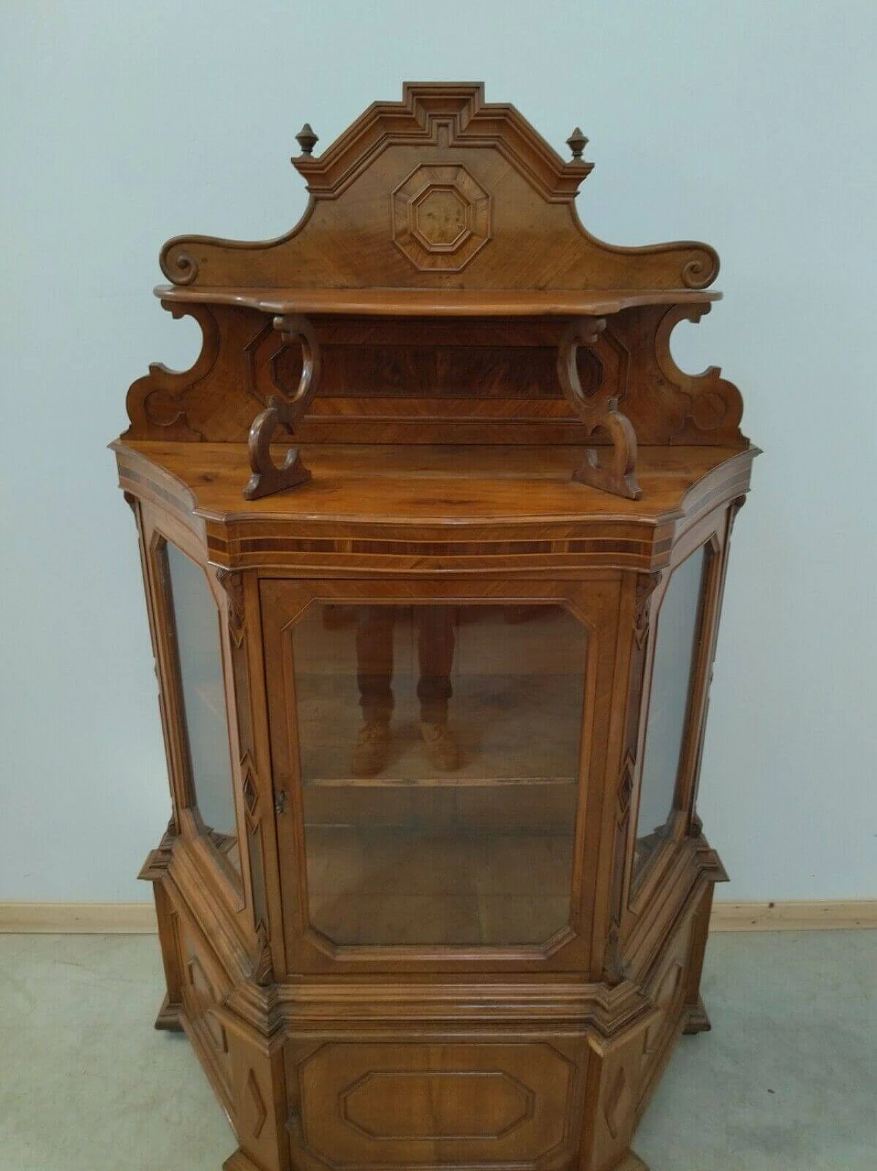 Two-part display case in walnut, spruce and glass, 19th century 1477116