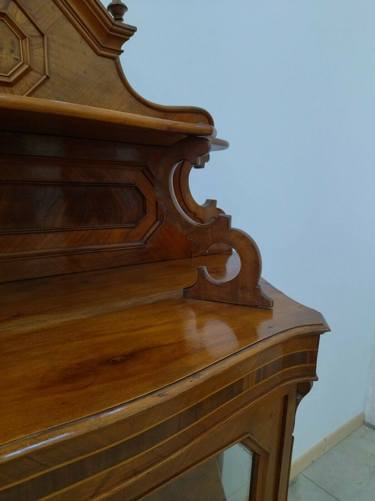 Two-part display case in walnut, spruce and glass, 19th century 1477117