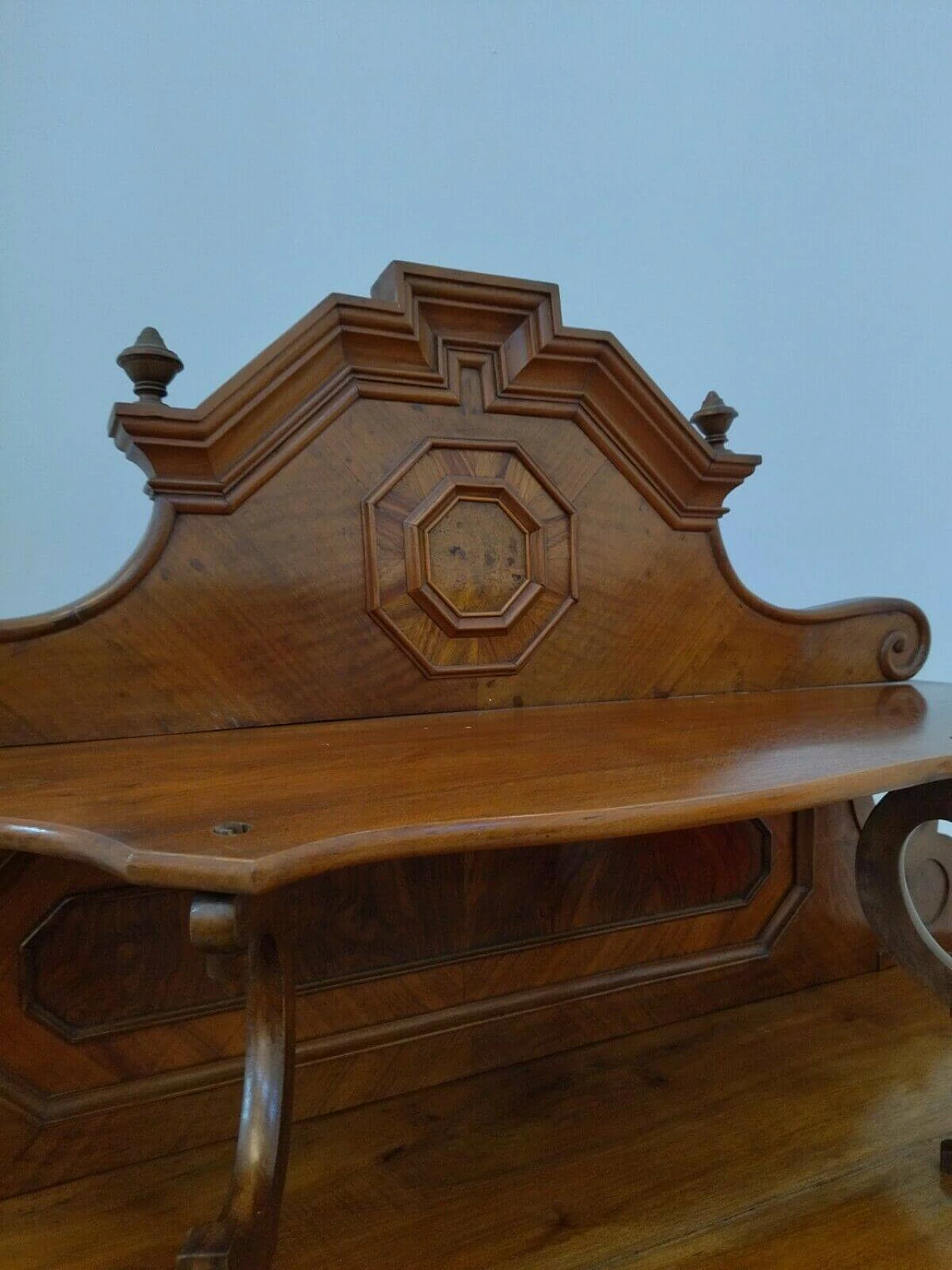 Two-part display case in walnut, spruce and glass, 19th century 1477118