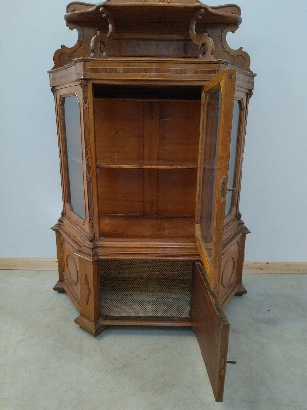 Two-part display case in walnut, spruce and glass, 19th century 1477119