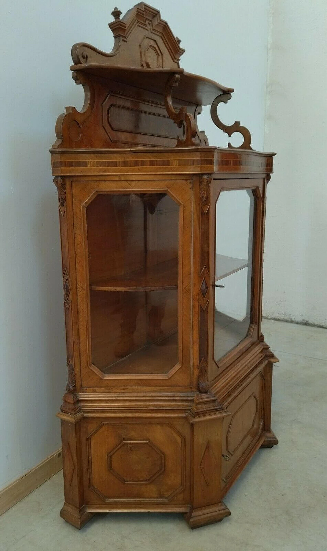 Two-part display case in walnut, spruce and glass, 19th century 1477120