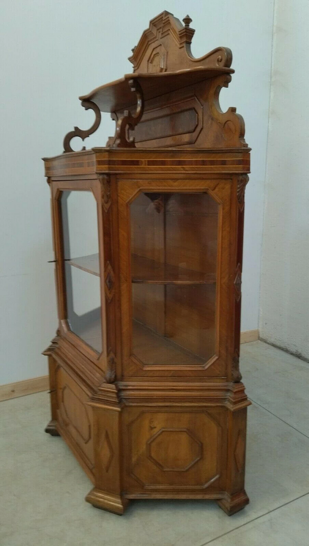 Two-part display case in walnut, spruce and glass, 19th century 1477121