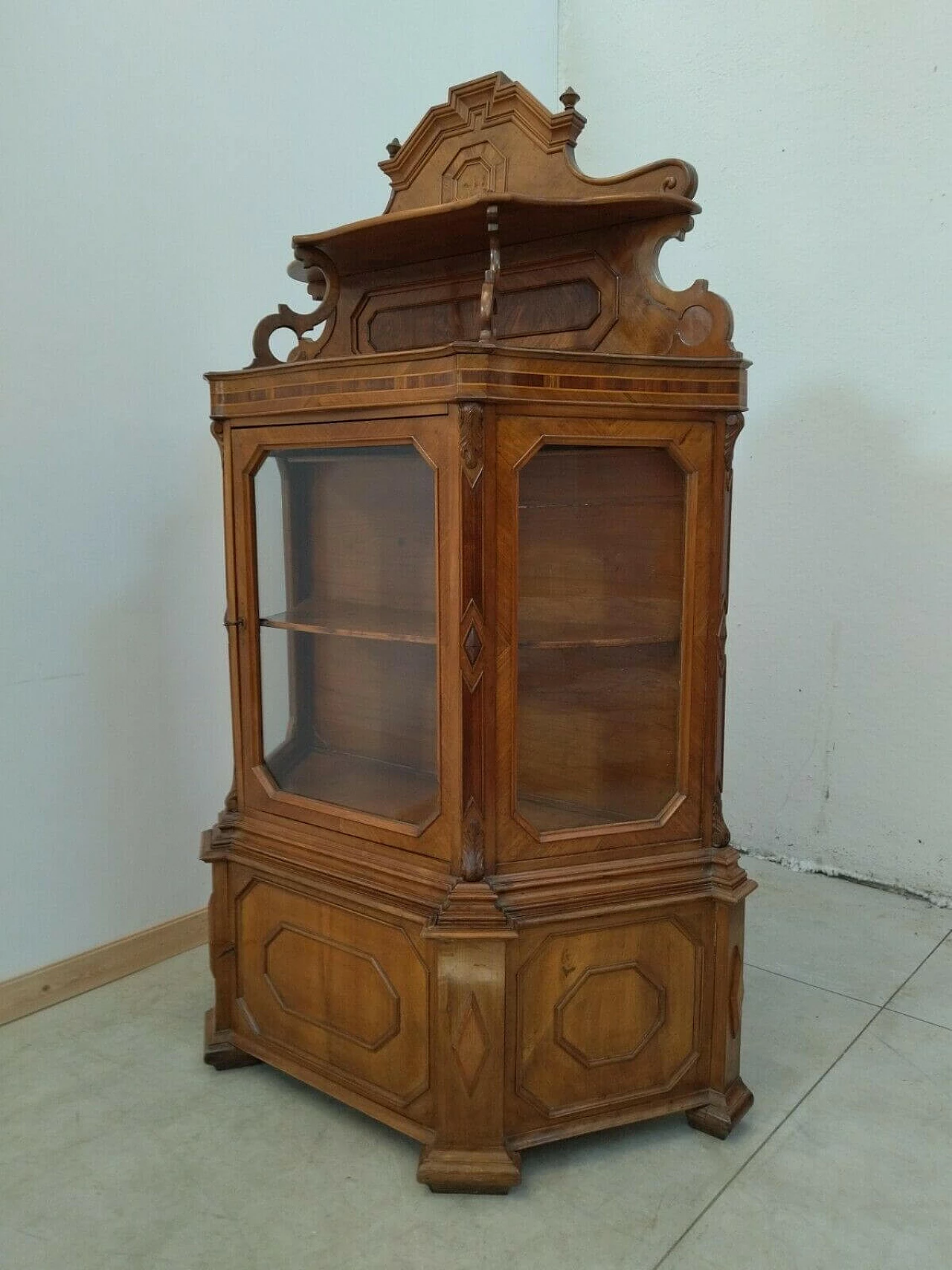 Two-part display case in walnut, spruce and glass, 19th century 1477122