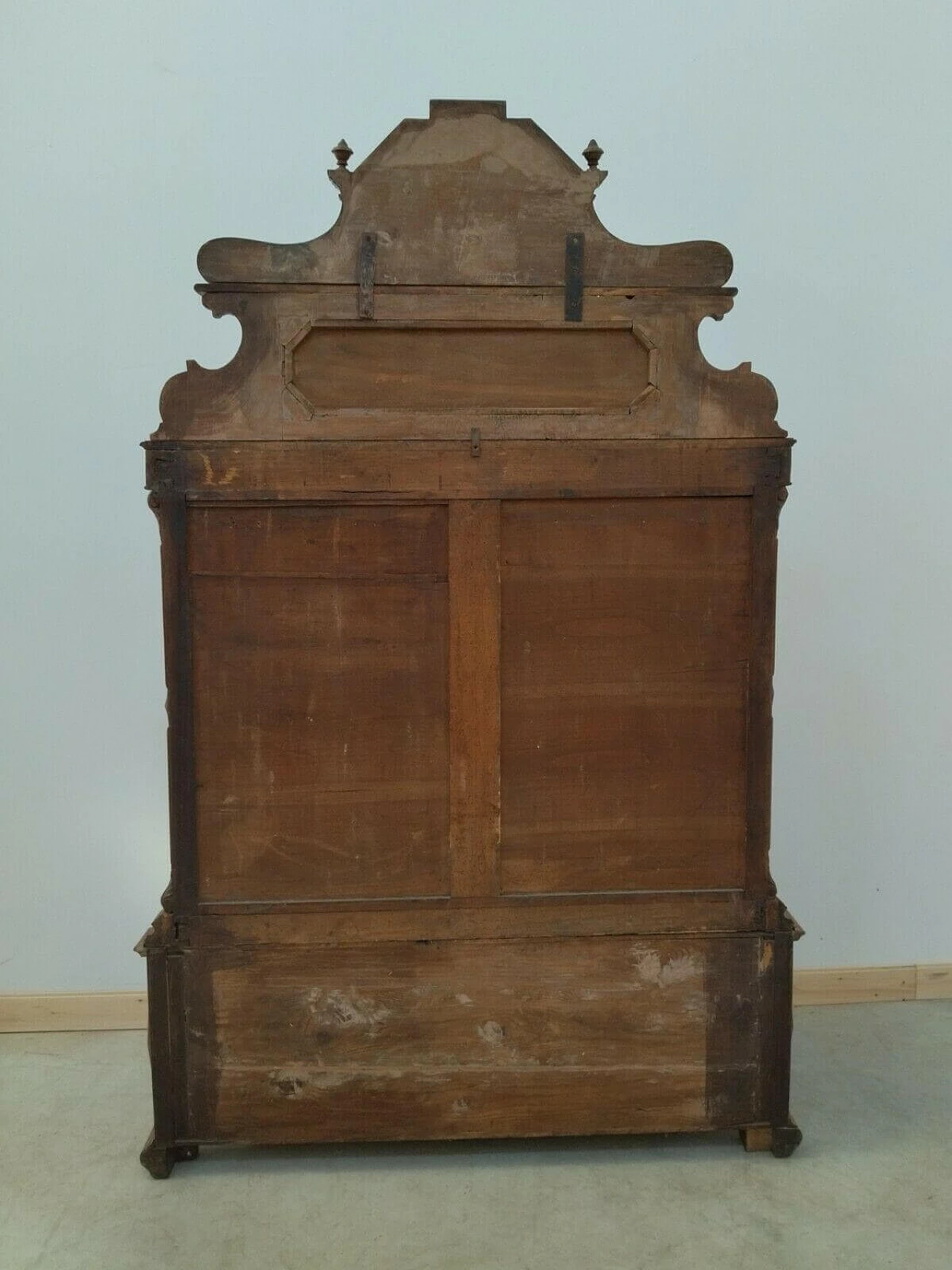 Two-part display case in walnut, spruce and glass, 19th century 1477123