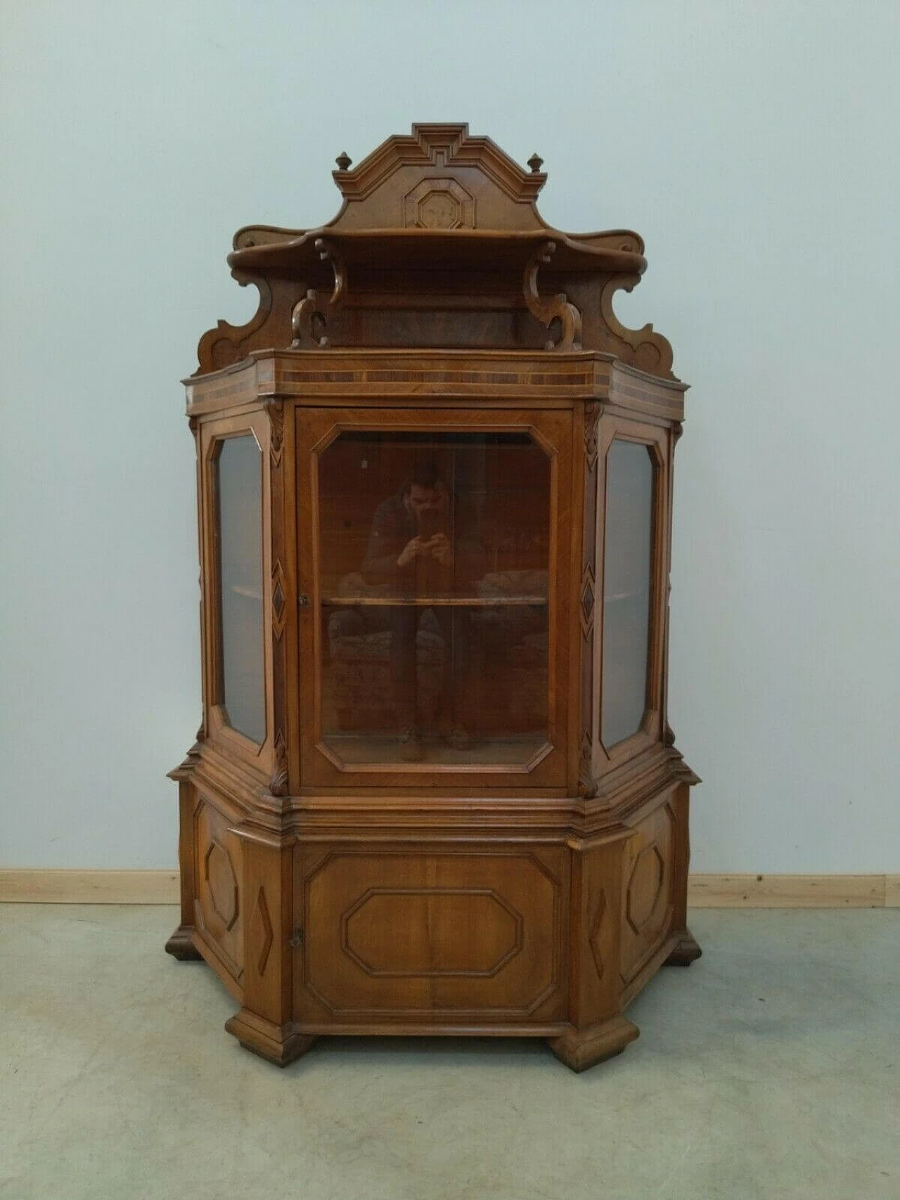 Two-part display case in walnut, spruce and glass, 19th century 1477124
