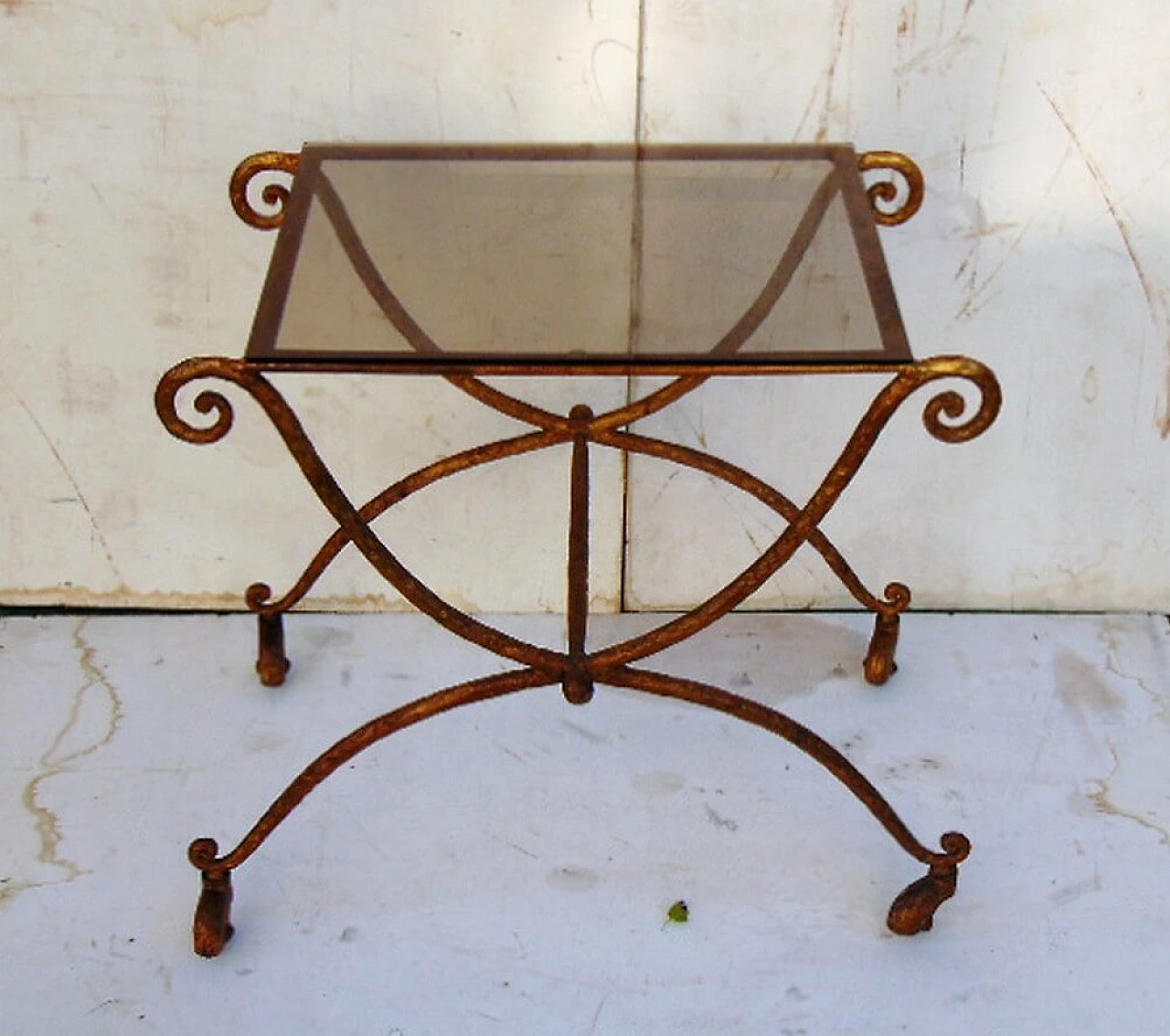 Tavolino da caffè in ferro battuto con piano in vetro, anni '40 1477990