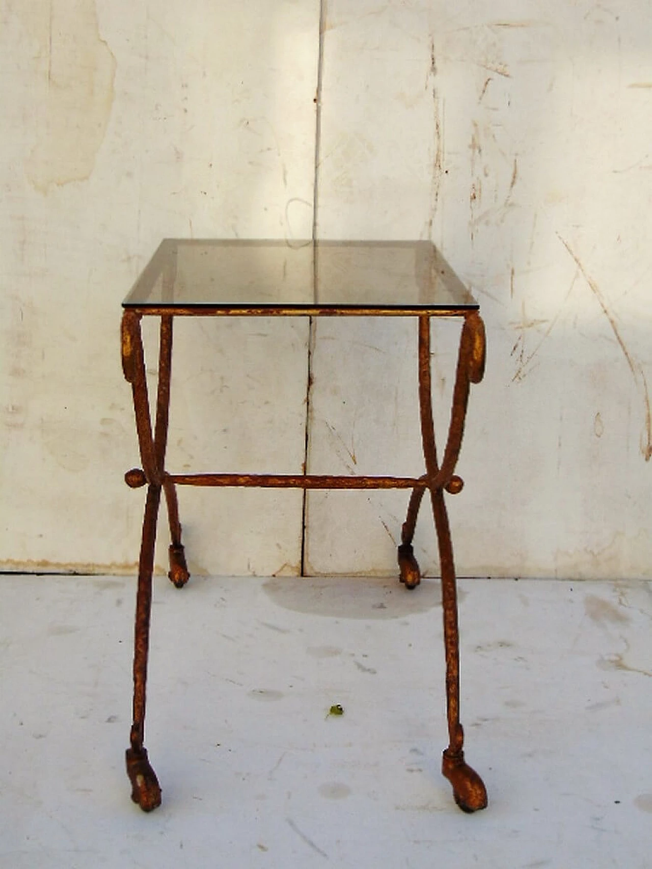 Tavolino da caffè in ferro battuto con piano in vetro, anni '40 1477991