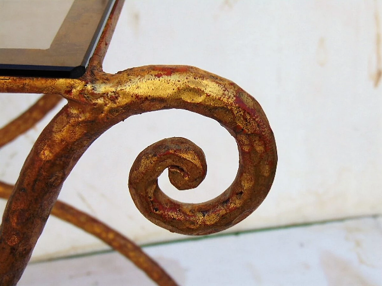 Tavolino da caffè in ferro battuto con piano in vetro, anni '40 1477993