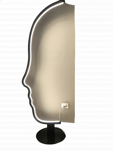 Face-shaped floor lamp
