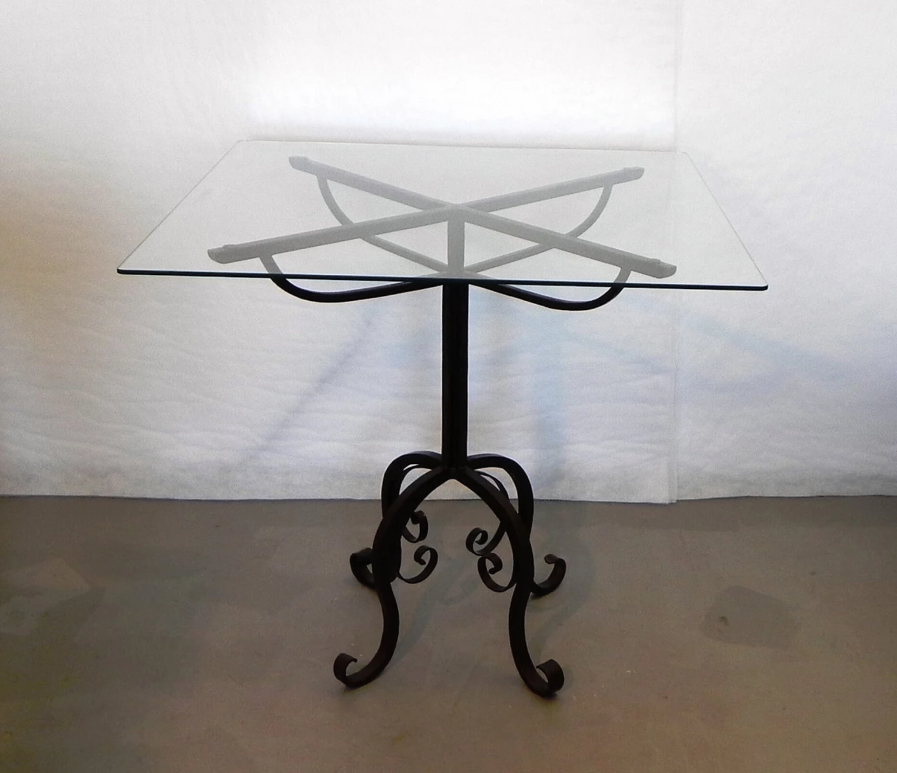 Tavolino con base in ferro battuto, anni '70 1480476