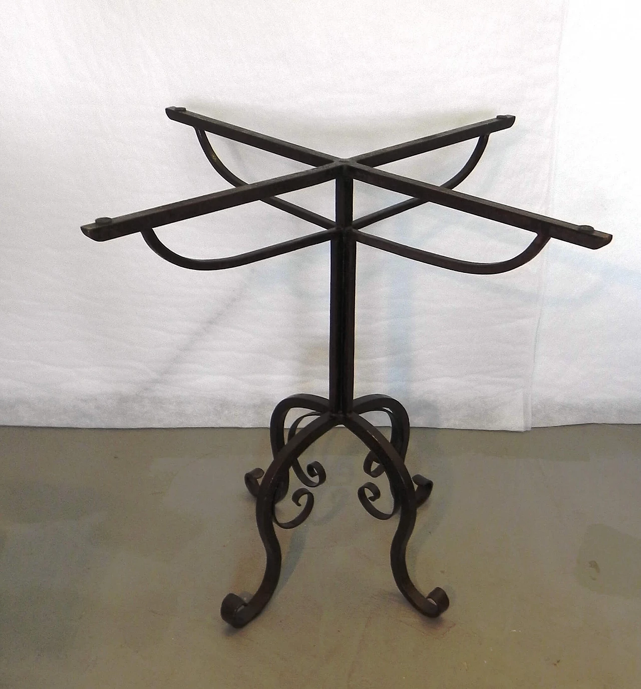 Tavolino con base in ferro battuto, anni '70 1480477