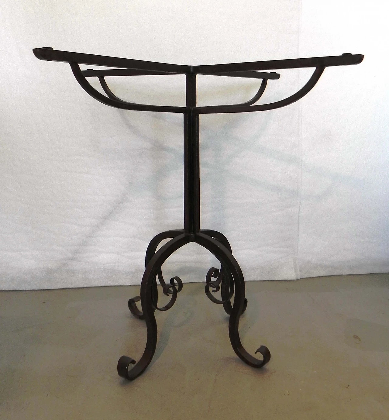 Tavolino con base in ferro battuto, anni '70 1480478