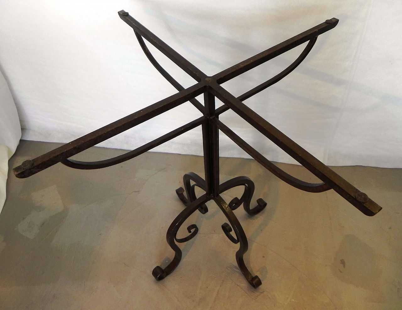 Tavolino con base in ferro battuto, anni '70 1480480
