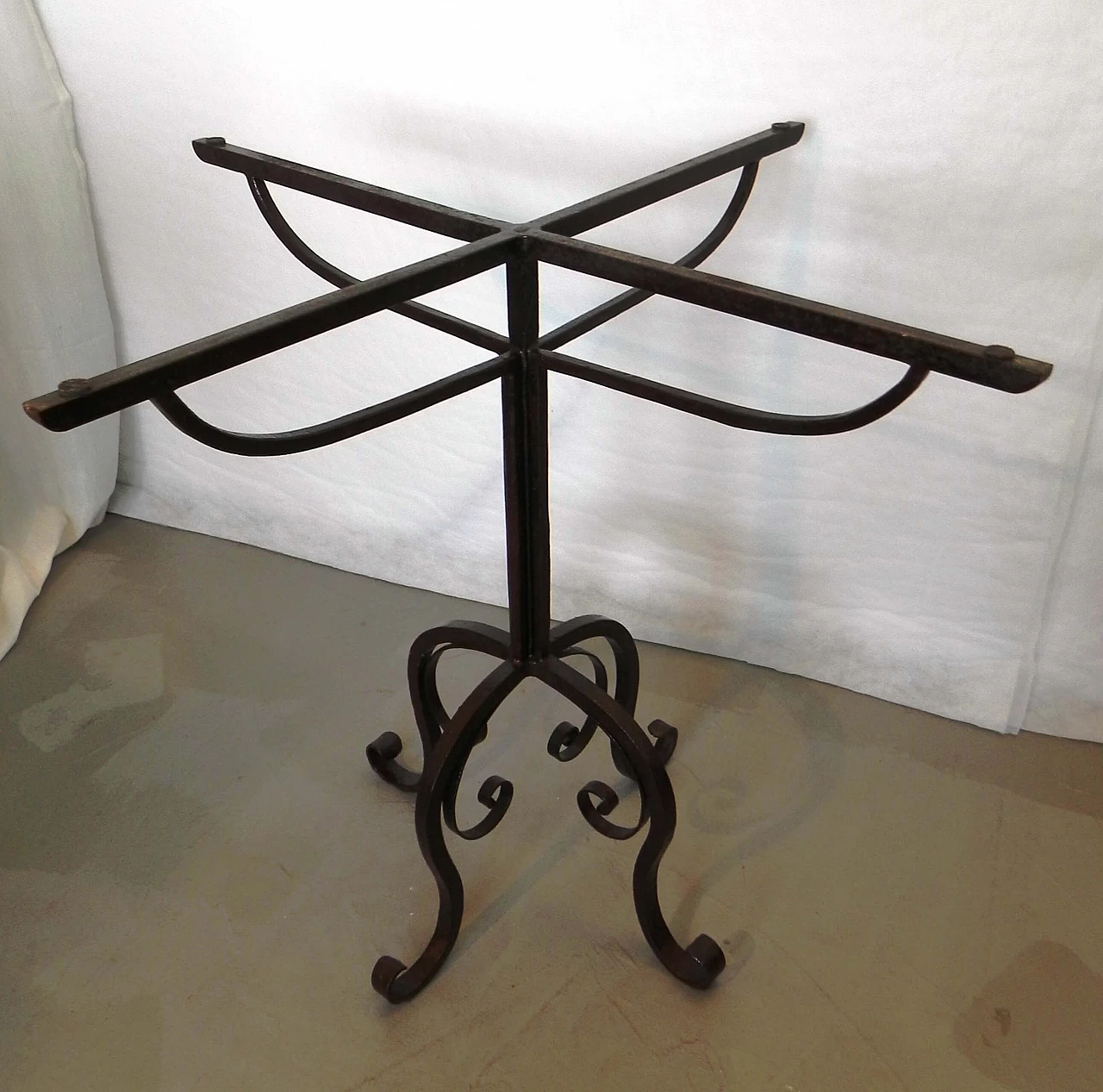 Tavolino con base in ferro battuto, anni '70 1480484
