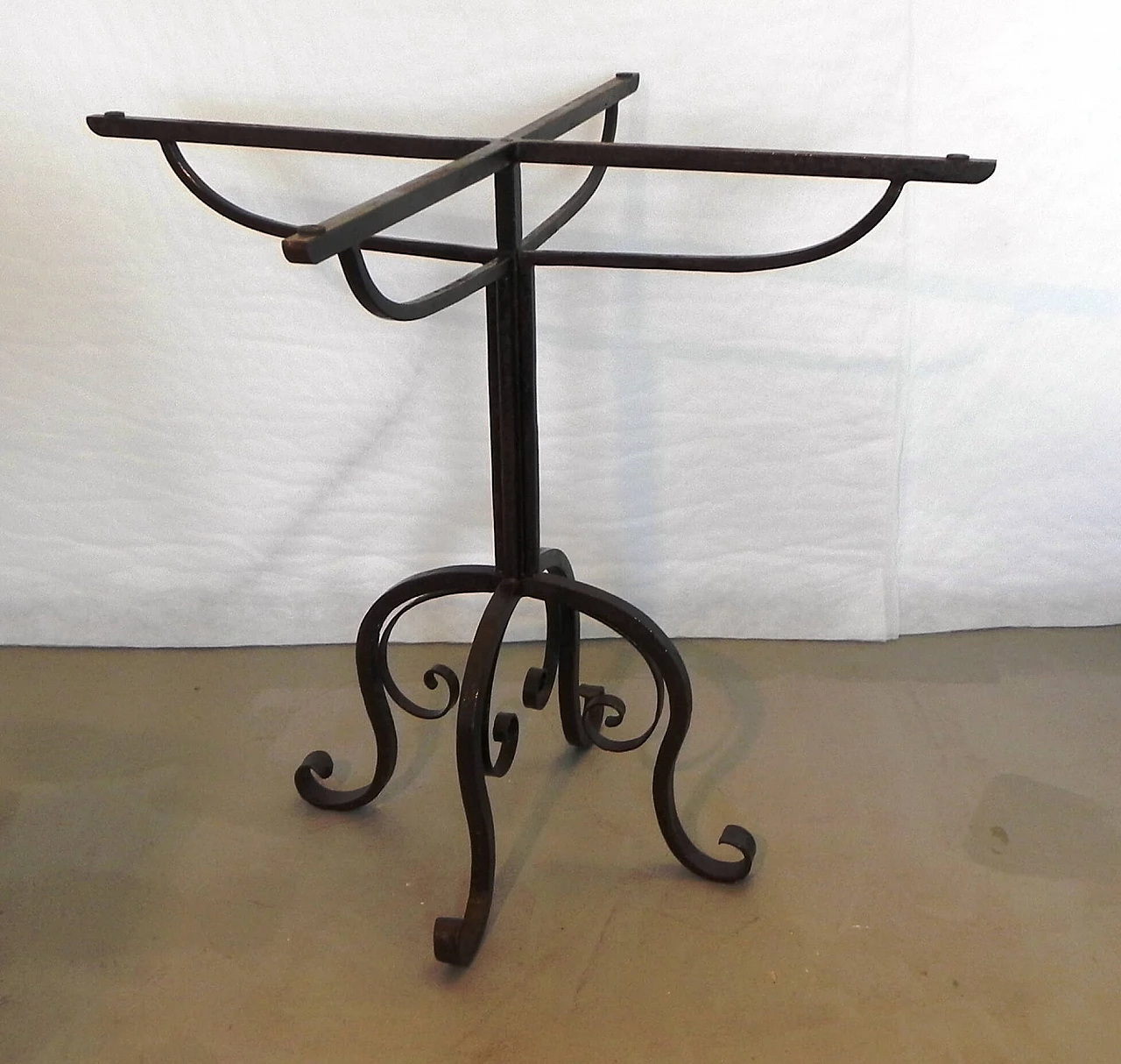 Tavolino con base in ferro battuto, anni '70 1480486