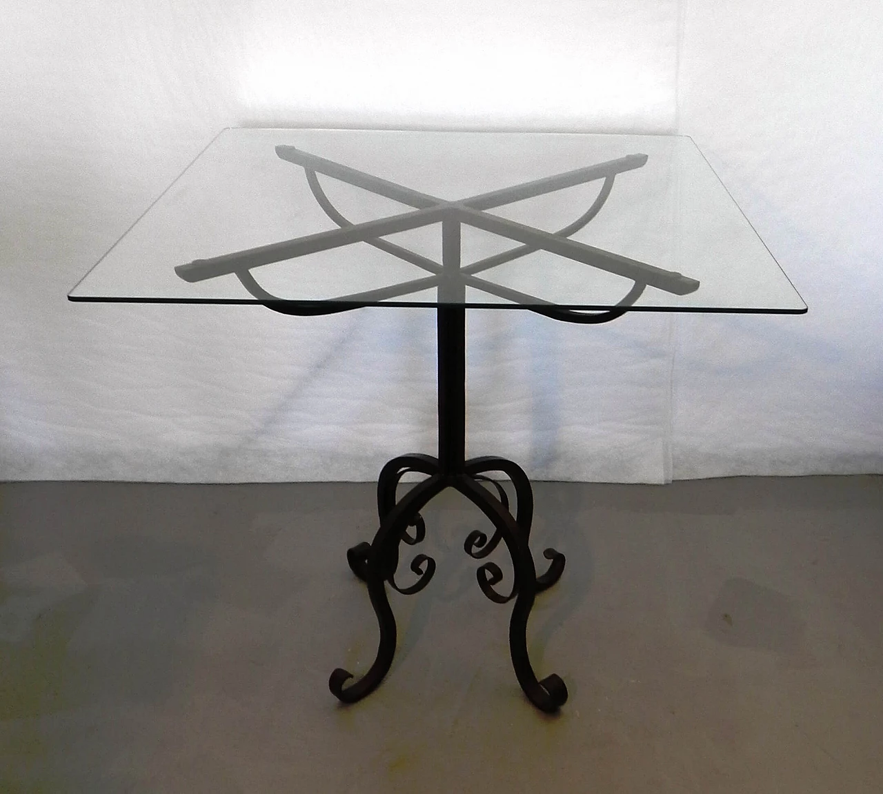 Tavolino con base in ferro battuto, anni '70 1480487