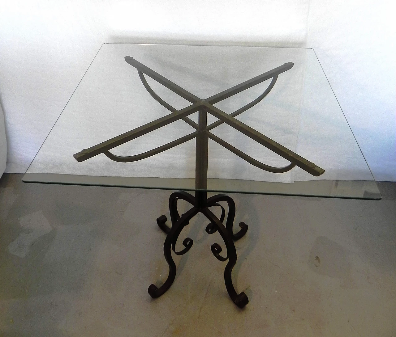 Tavolino con base in ferro battuto, anni '70 1480488