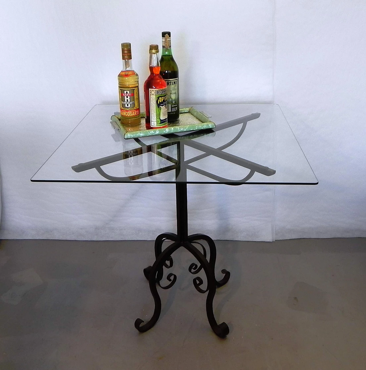 Tavolino con base in ferro battuto, anni '70 1480489