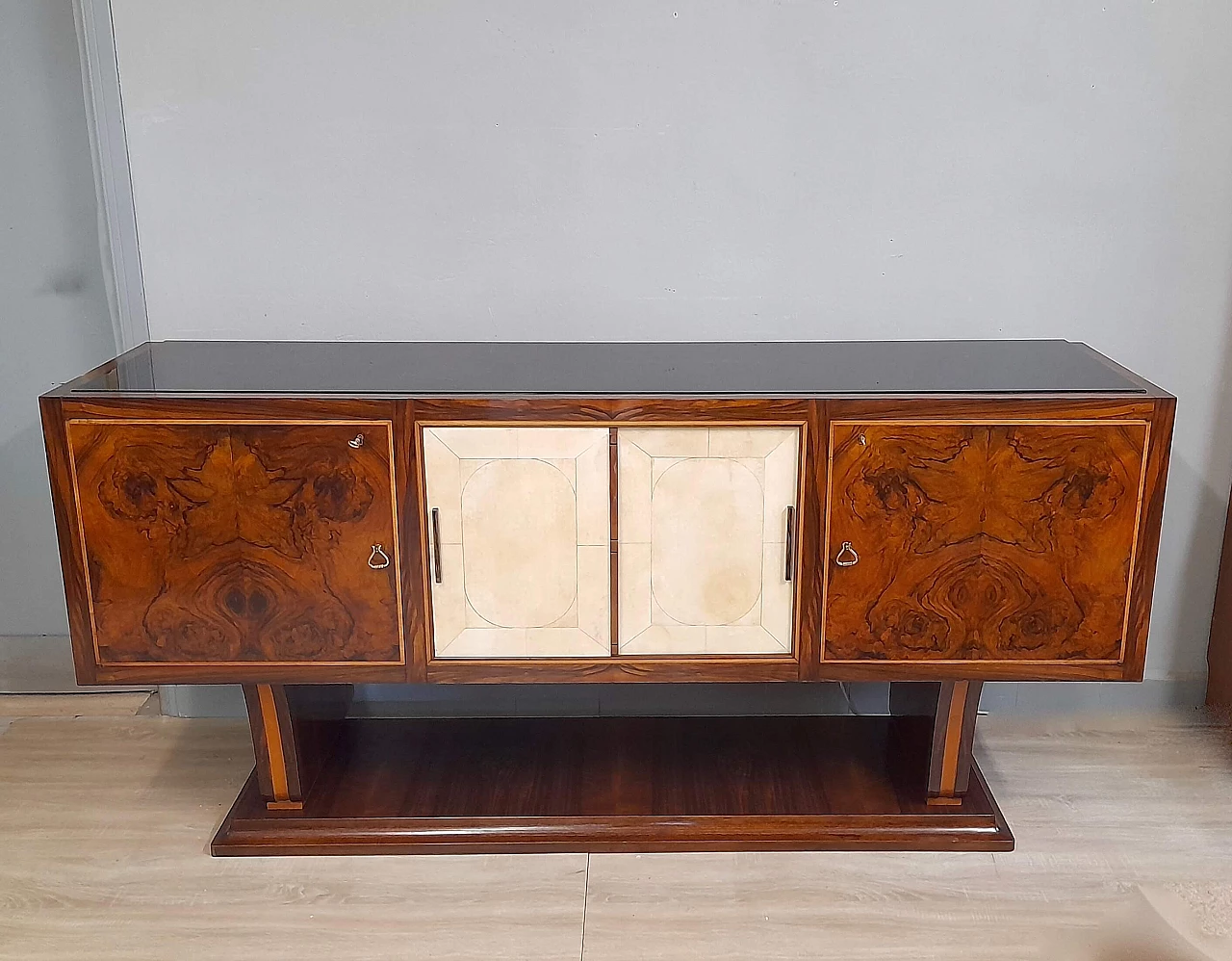 Credenza in stile Art Deco in radica di noce e pergamena, anni '40 1
