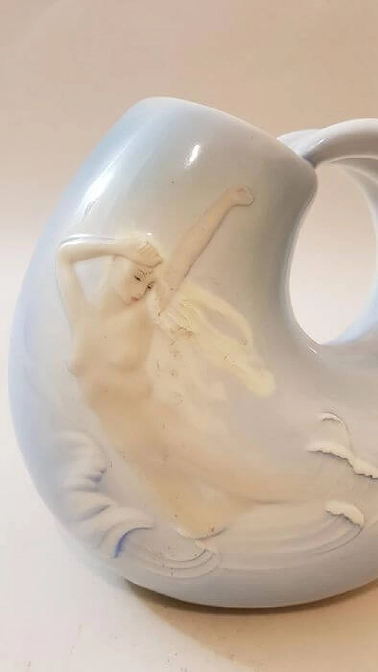 Vaso in ceramica a forma di onda del mare con sirena di M. Brunetti, anni '30 1