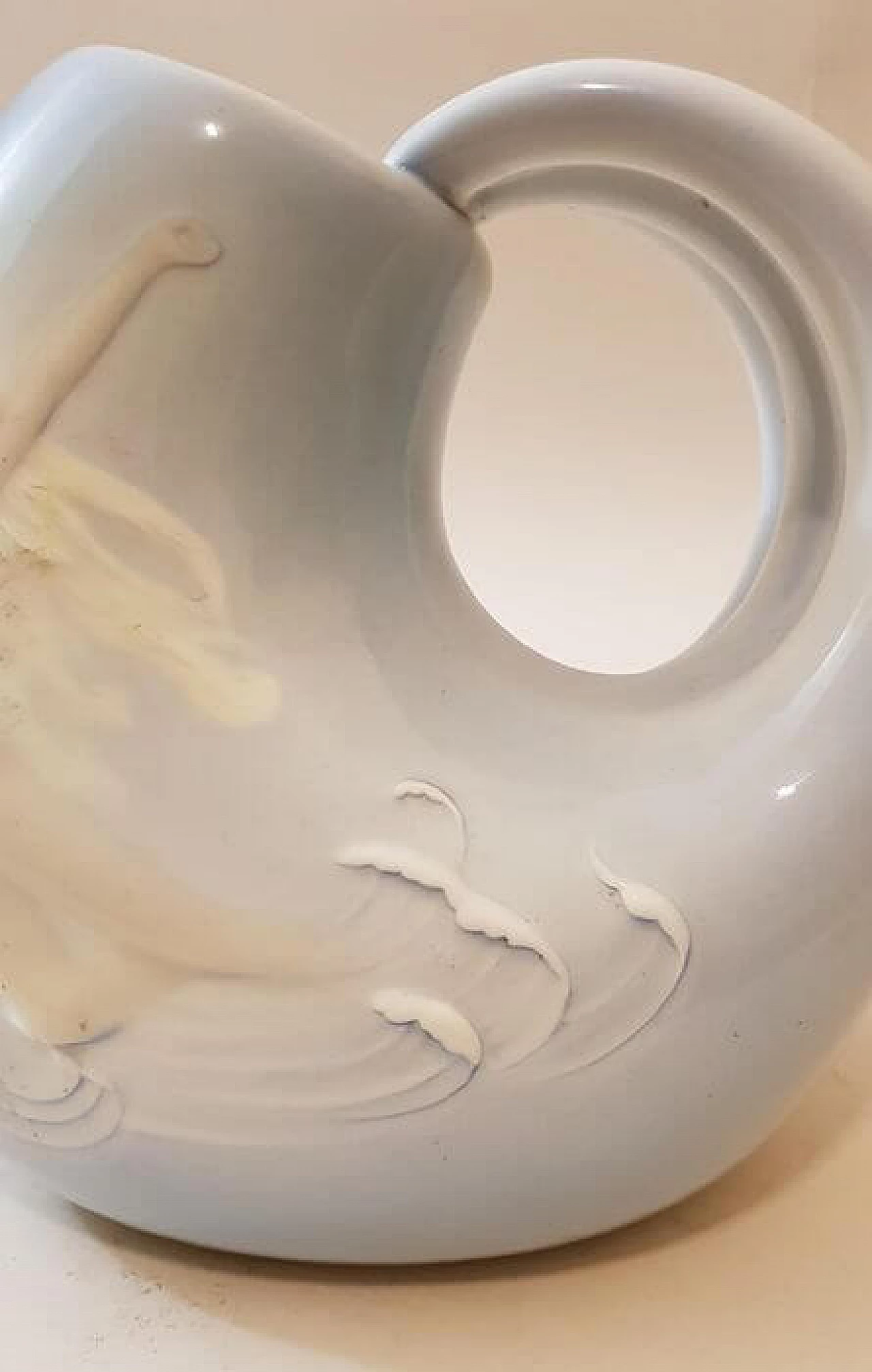 Vaso in ceramica a forma di onda del mare con sirena di M. Brunetti, anni '30 2
