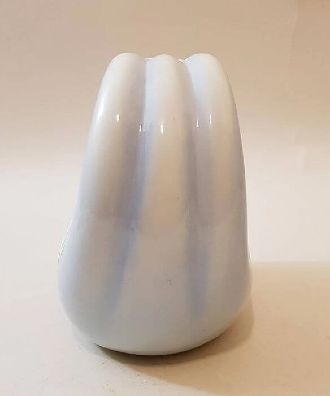 Vaso in ceramica a forma di onda del mare con sirena di M. Brunetti, anni '30 4
