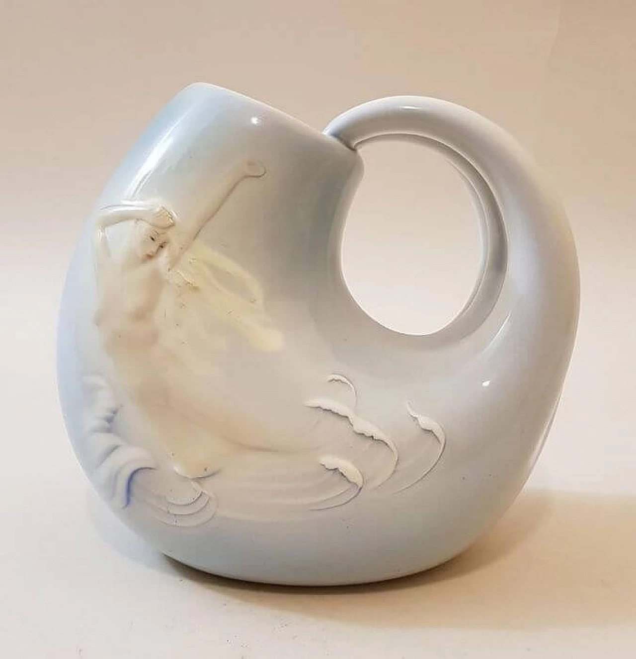 Vaso in ceramica a forma di onda del mare con sirena di M. Brunetti, anni '30 7