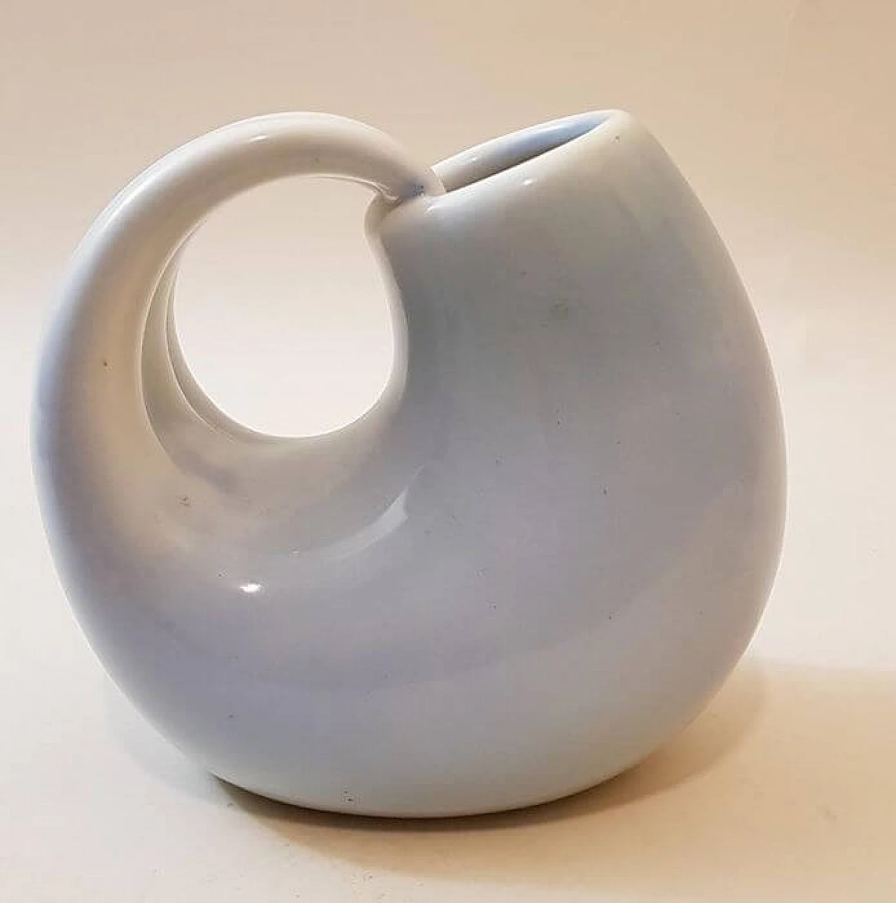 Vaso in ceramica a forma di onda del mare con sirena di M. Brunetti, anni '30 9