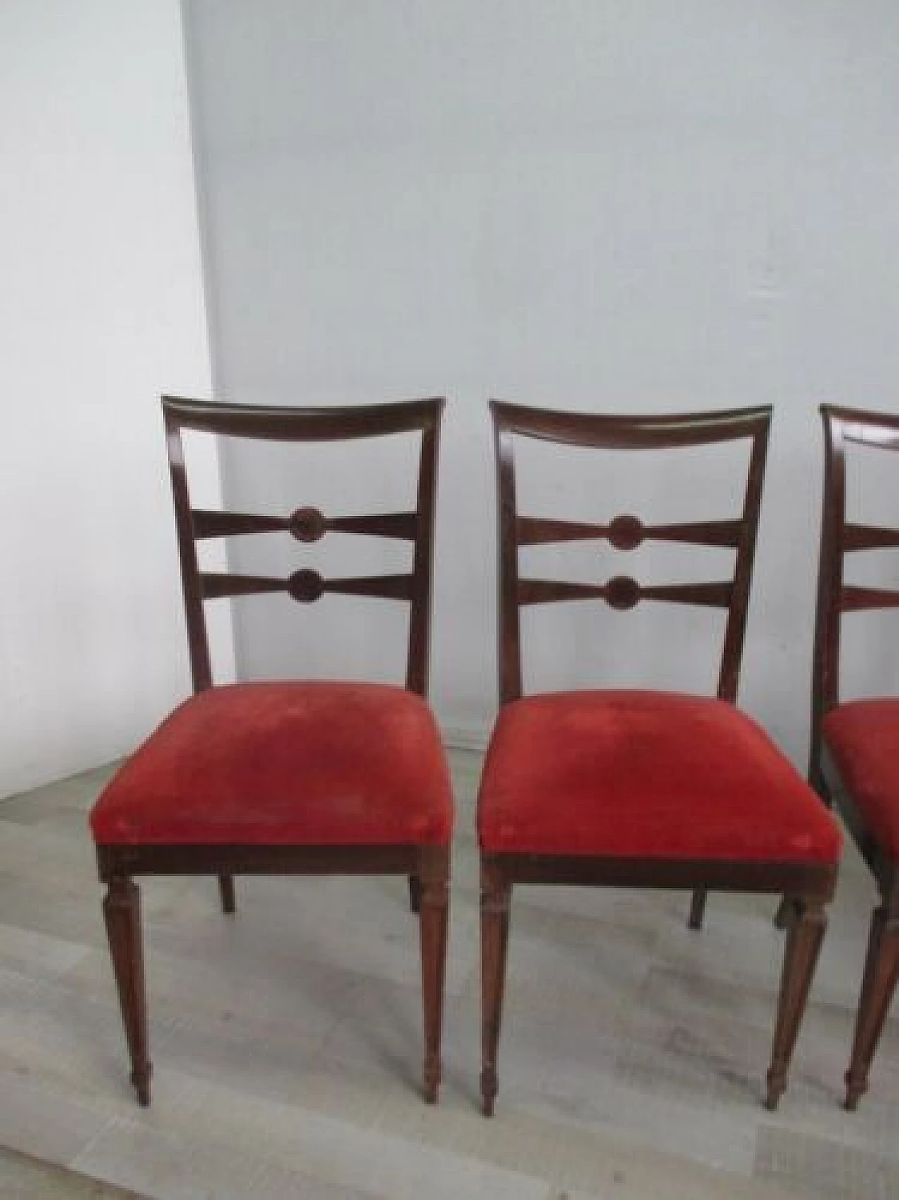 4 Sedie in stile Luigi XVI con seduta in velluto rosso, anni '60 1