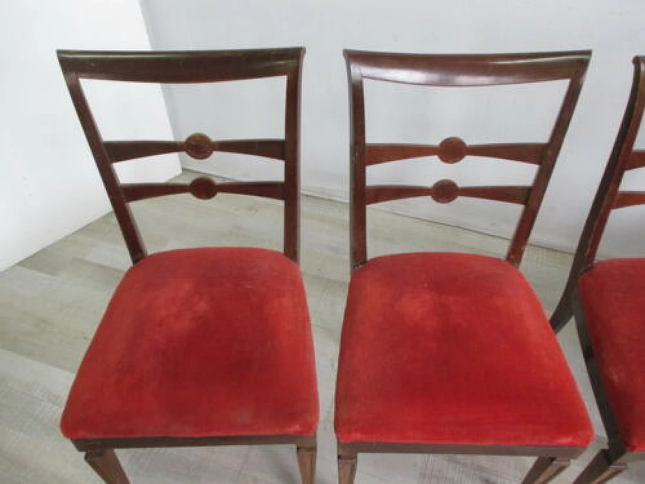 4 Sedie in stile Luigi XVI con seduta in velluto rosso, anni '60 4