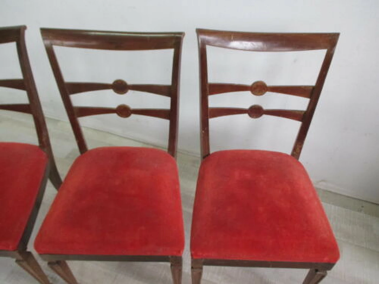 4 Sedie in stile Luigi XVI con seduta in velluto rosso, anni '60 5