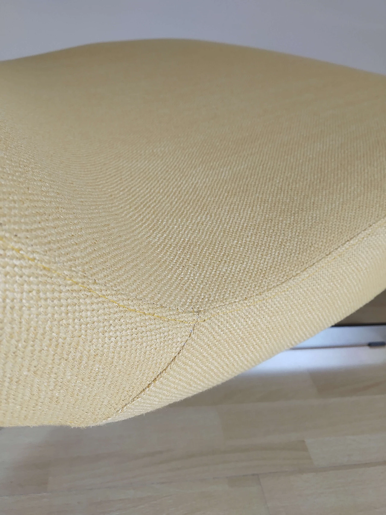 Poltrona Joy in tessuto senape Chateau D'Ax 15