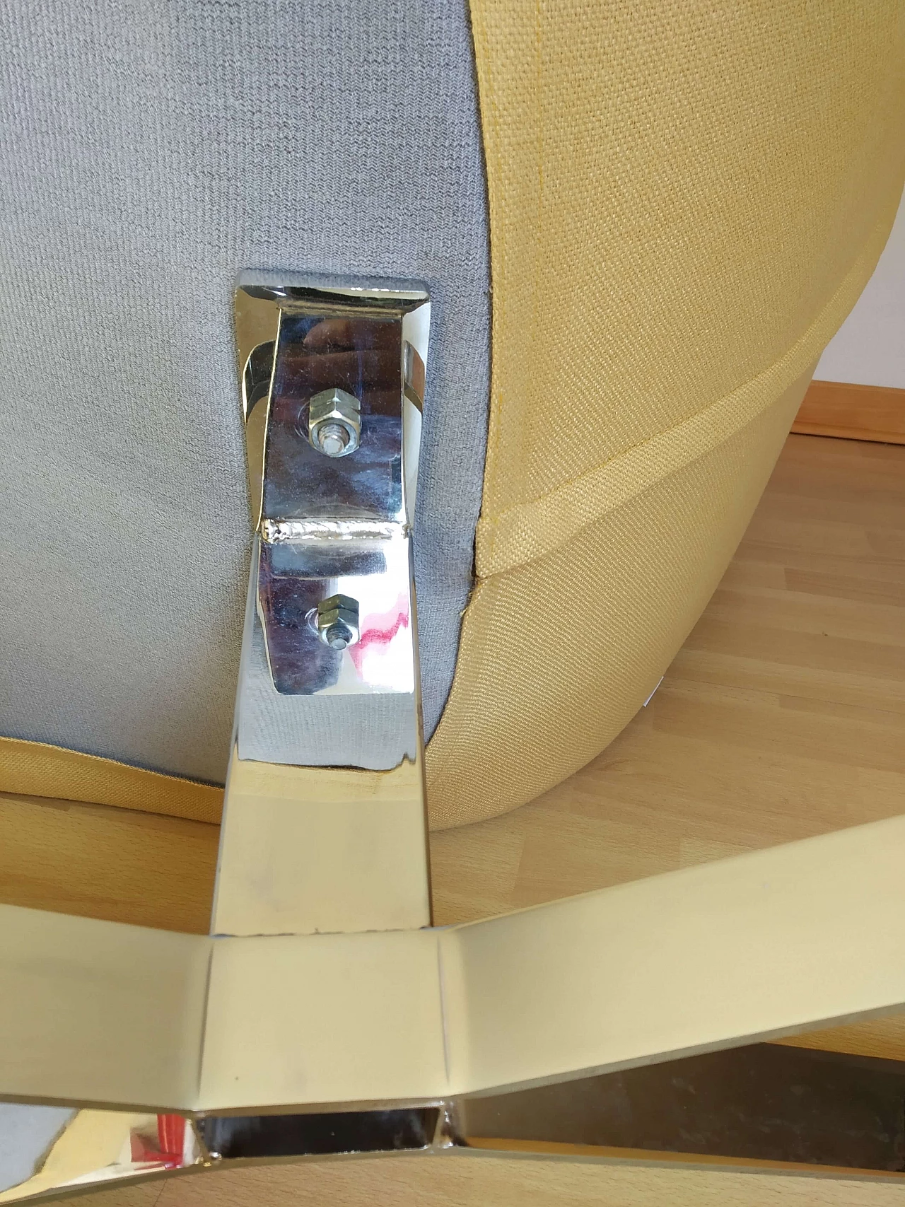 Poltrona Joy in tessuto senape Chateau D'Ax 18