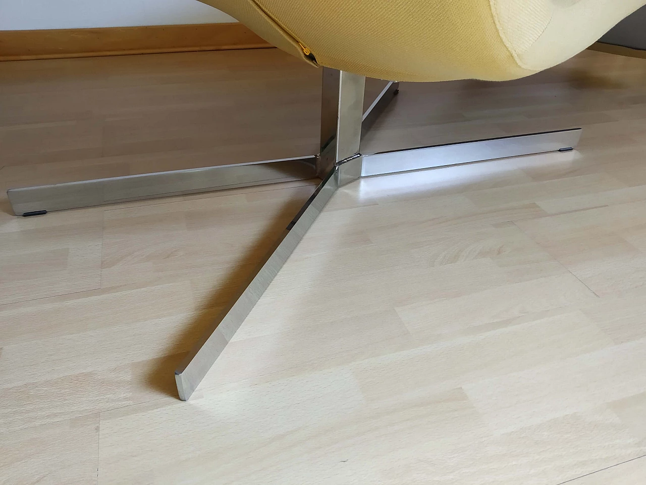 Poltrona Joy in tessuto senape Chateau D'Ax 33