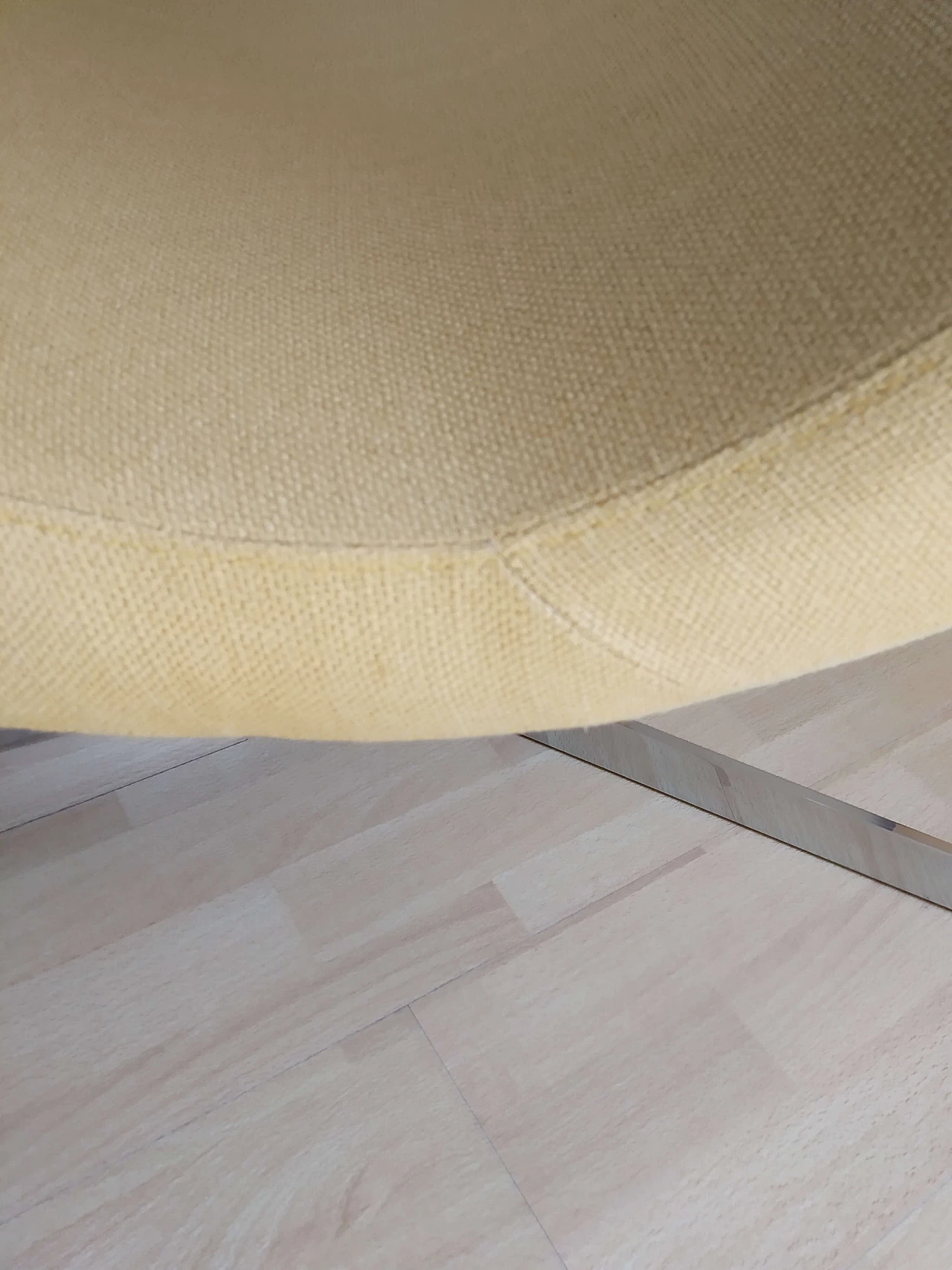 Poltrona Joy in tessuto senape Chateau D'Ax 46