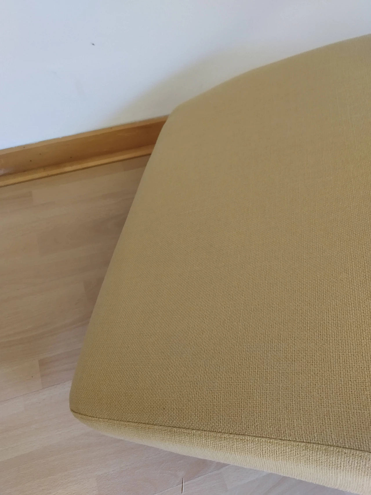 Poltrona Joy in tessuto senape Chateau D'Ax 48