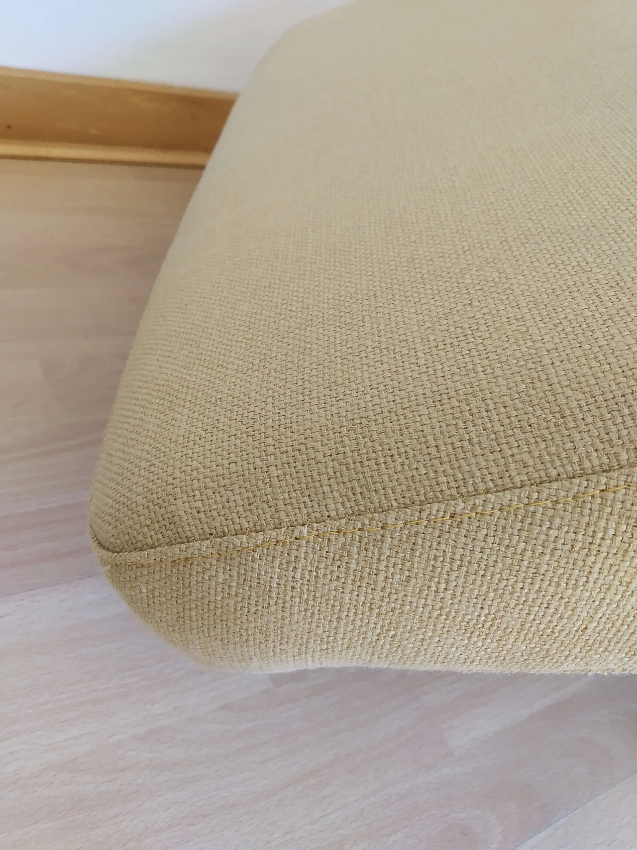 Poltrona Joy in tessuto senape Chateau D'Ax 49