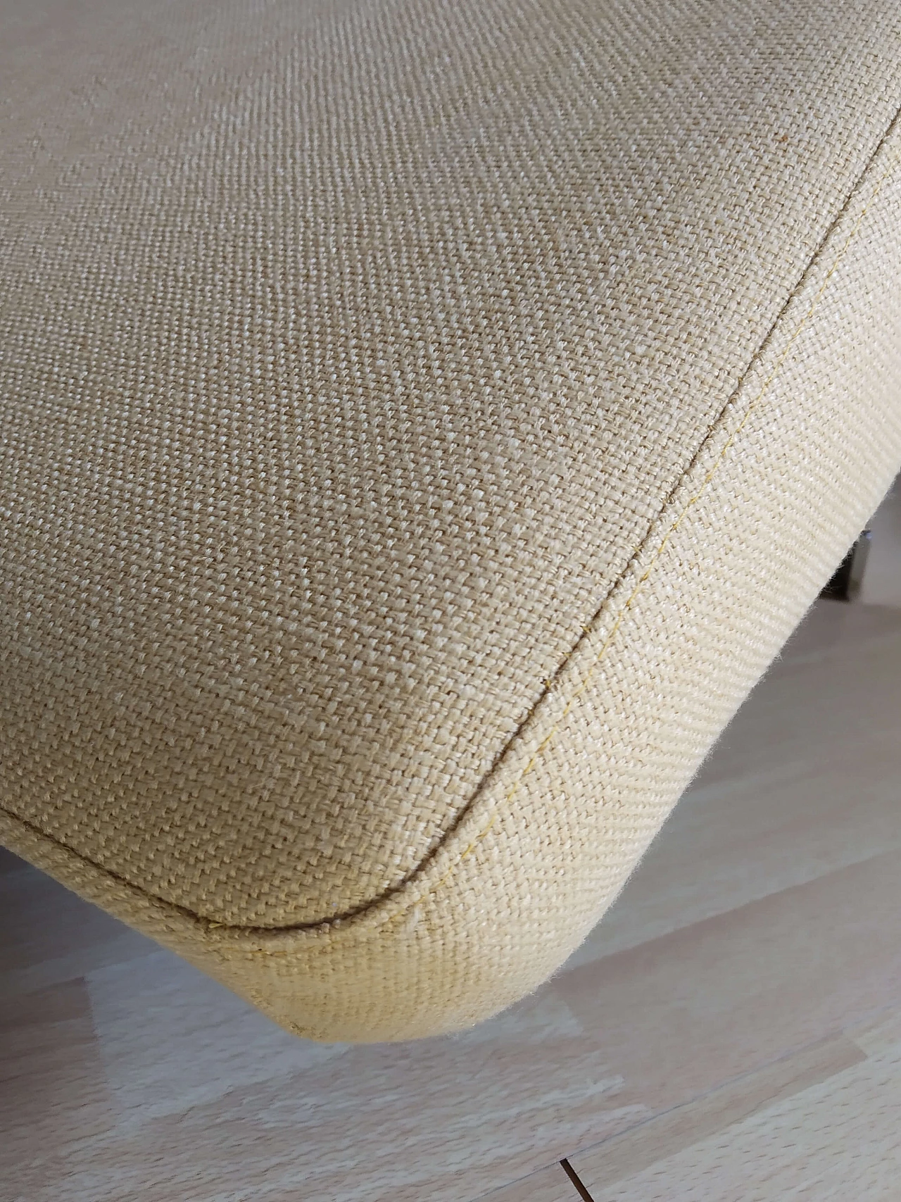 Poltrona Joy in tessuto senape Chateau D'Ax 56