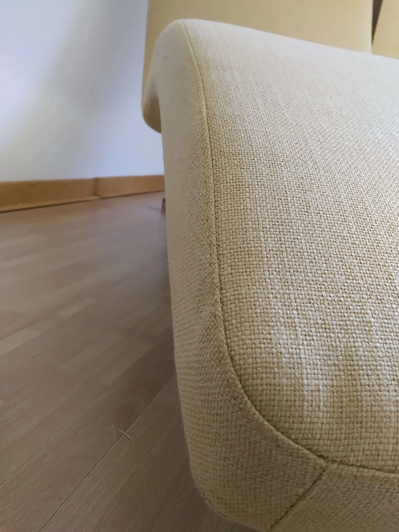 Poltrona Joy in tessuto senape Chateau D'Ax 57