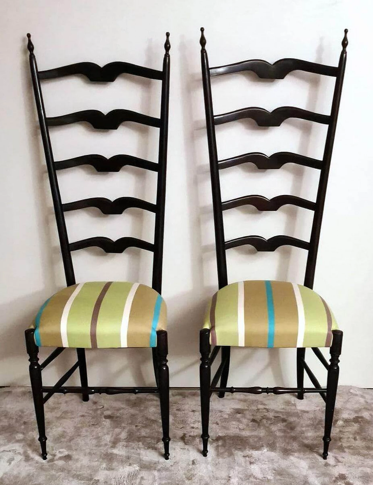 Coppia di sedie Chiavari in stile Paolo Buffa con schienale alto, anni '50 2