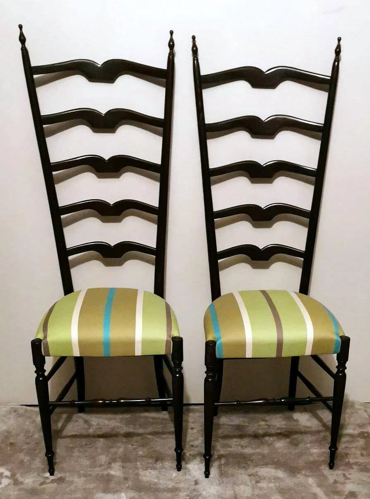 Coppia di sedie Chiavari in stile Paolo Buffa con schienale alto, anni '50 3
