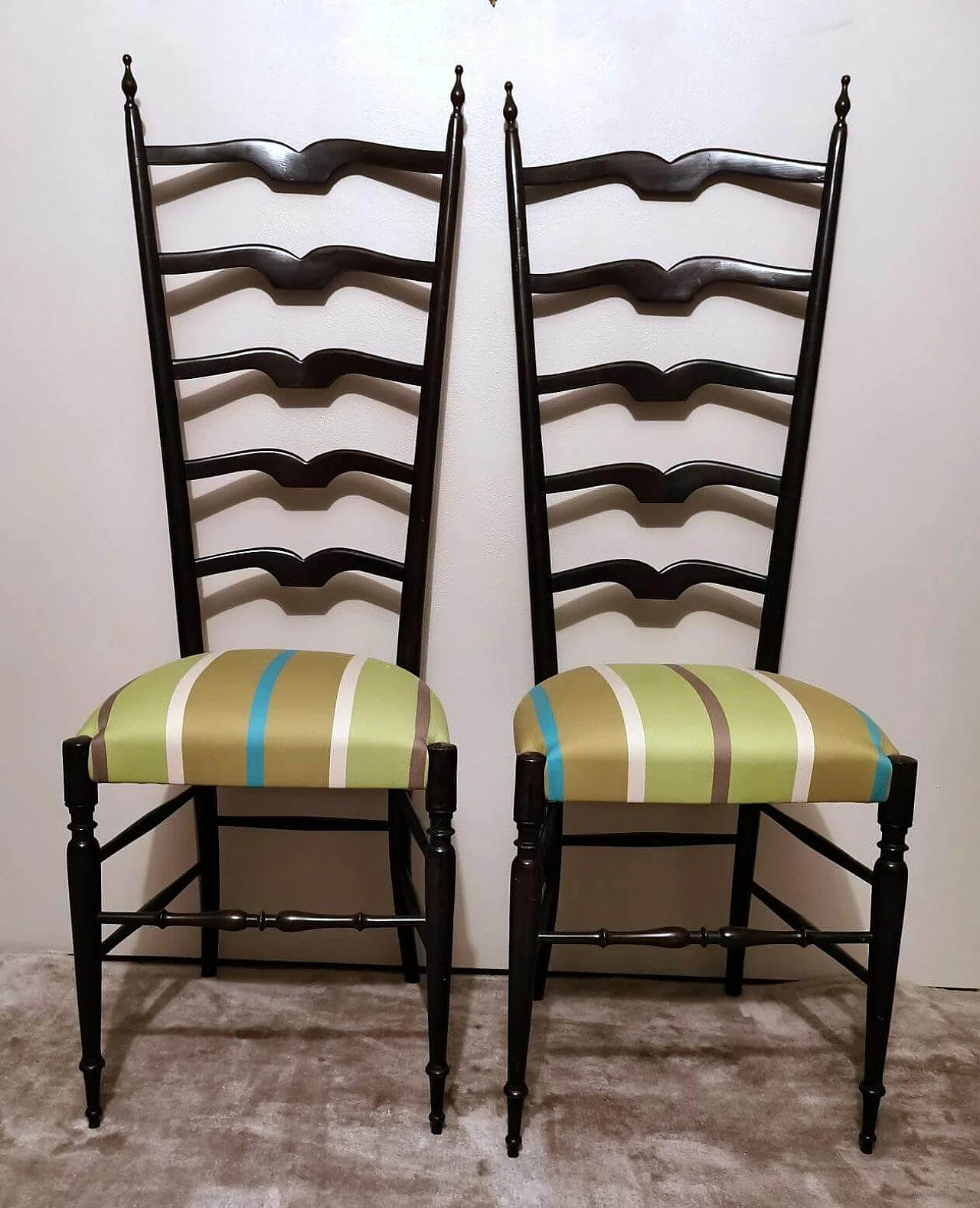 Coppia di sedie Chiavari in stile Paolo Buffa con schienale alto, anni '50 4