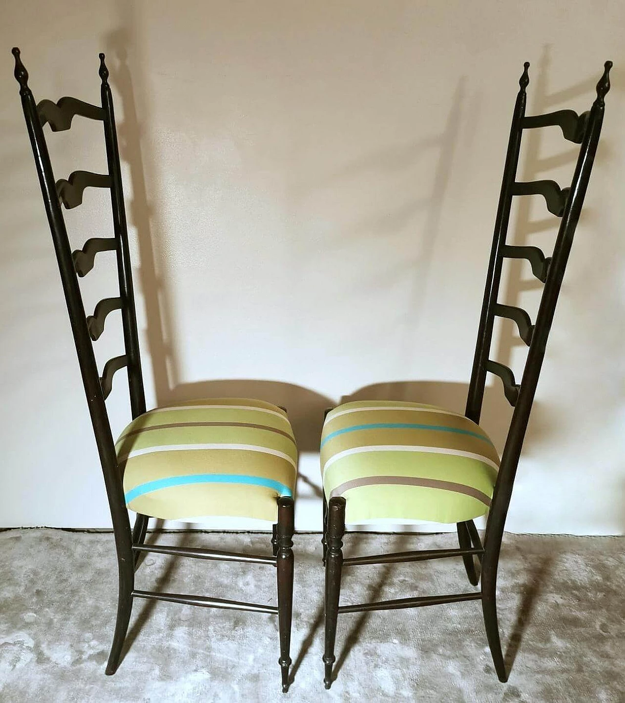 Coppia di sedie Chiavari in stile Paolo Buffa con schienale alto, anni '50 5