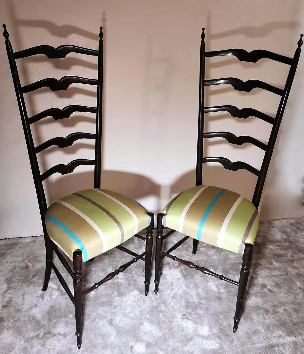 Coppia di sedie Chiavari in stile Paolo Buffa con schienale alto, anni '50 6
