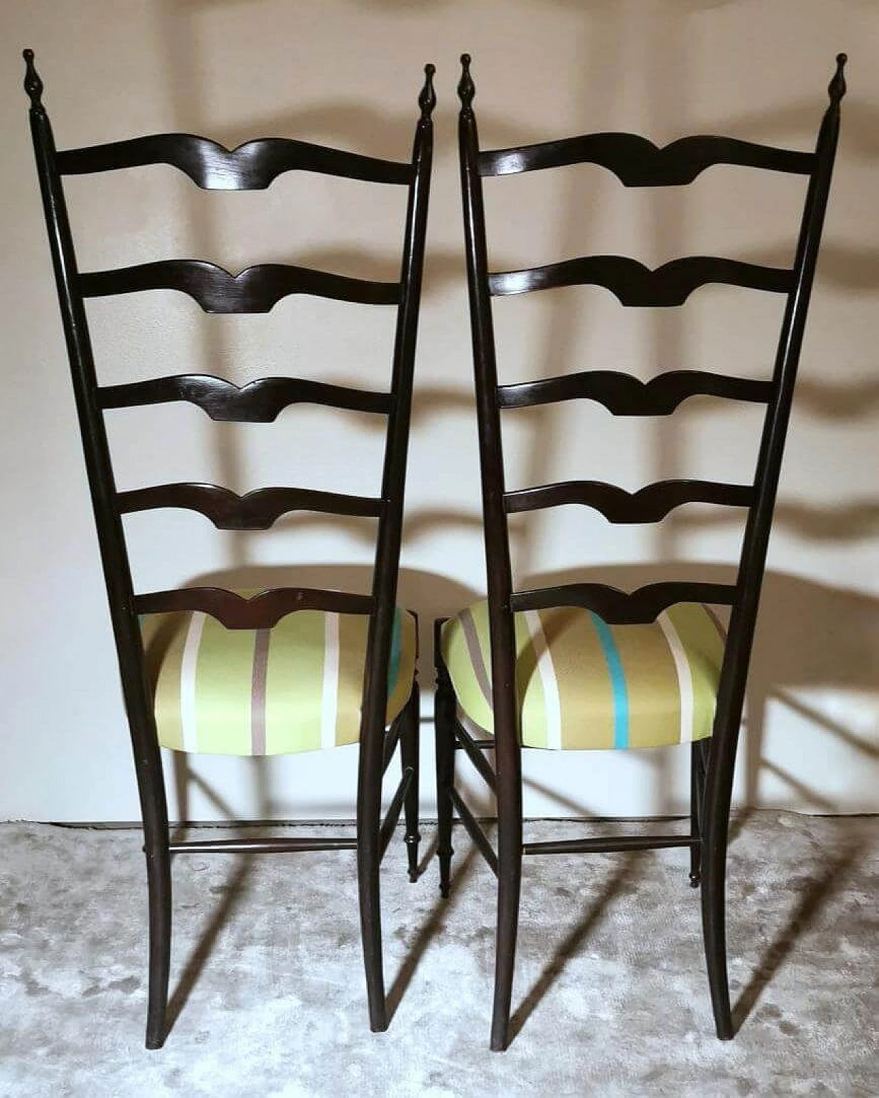 Coppia di sedie Chiavari in stile Paolo Buffa con schienale alto, anni '50 7