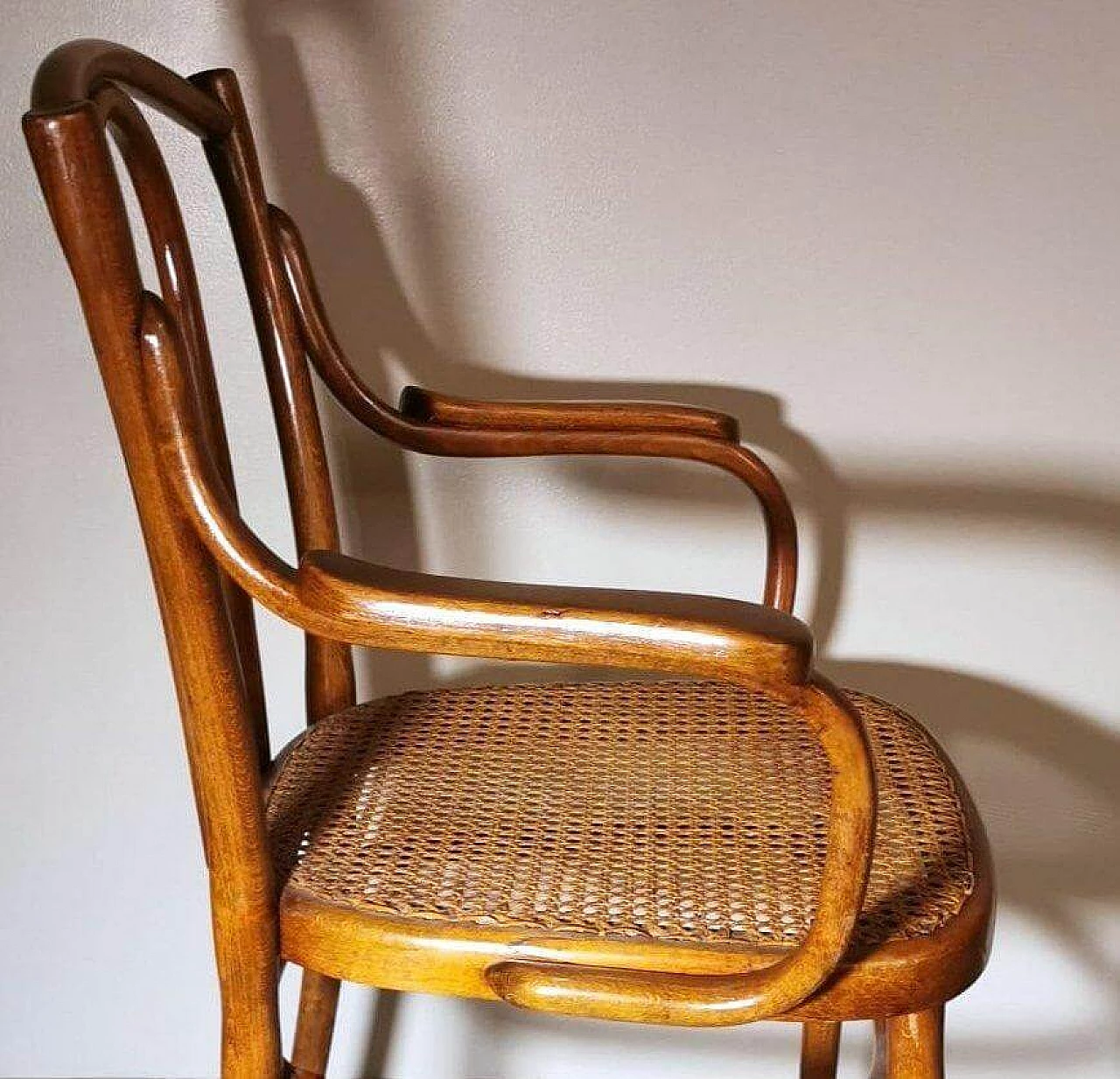 Poltrona 56 in faggio curvato e paglia di Vienna di Thonet, inizio '900 10